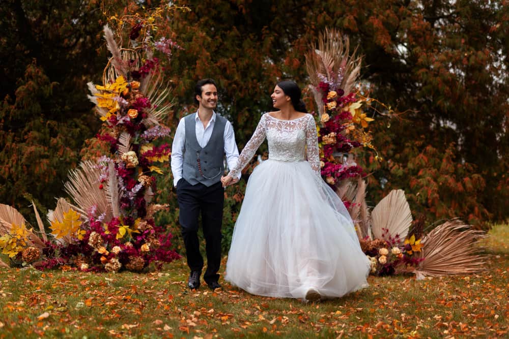 altar con novios en boda otoñal