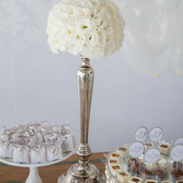 mesa de postres con flores