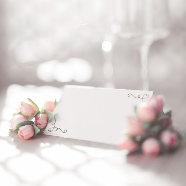 marcadores de lugar con flores