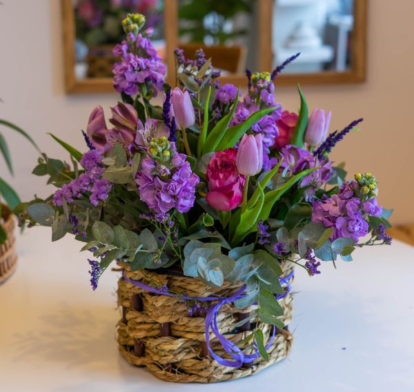 Cesta de madera con flores variadas