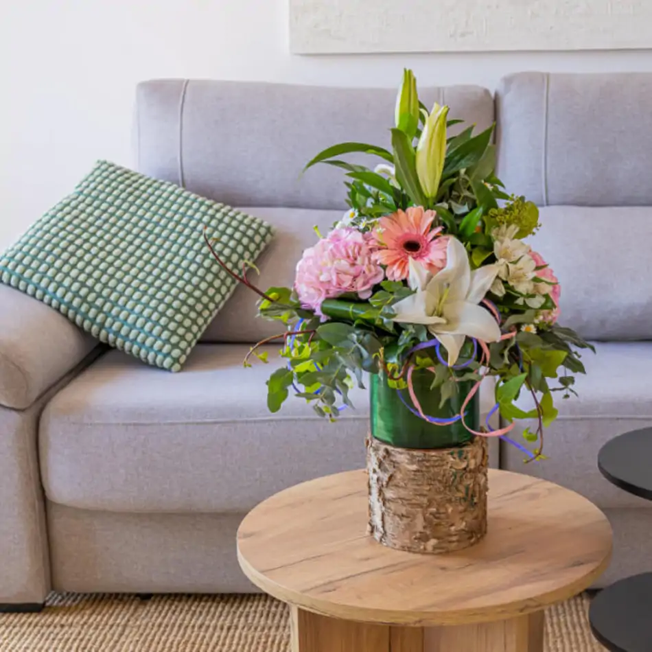 Cilindro madera con flores tono pastel