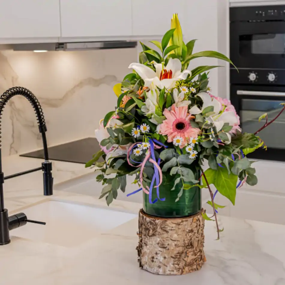 Cilindro madera con flores tono pastel