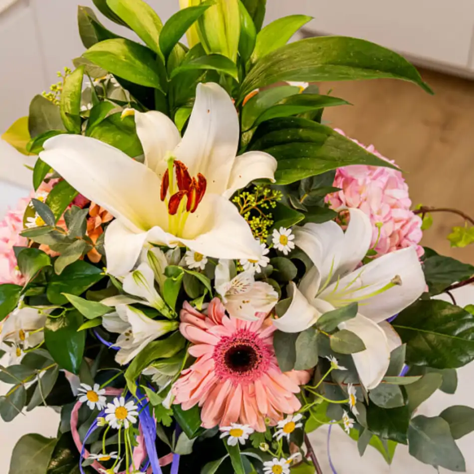 Cilindro madera con flores tono pastel