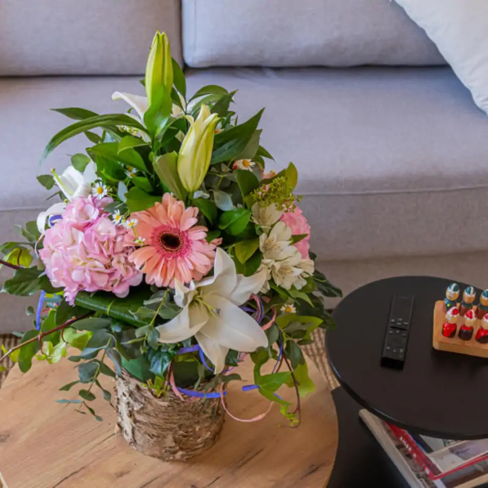 Cilindro madera con flores tono pastel