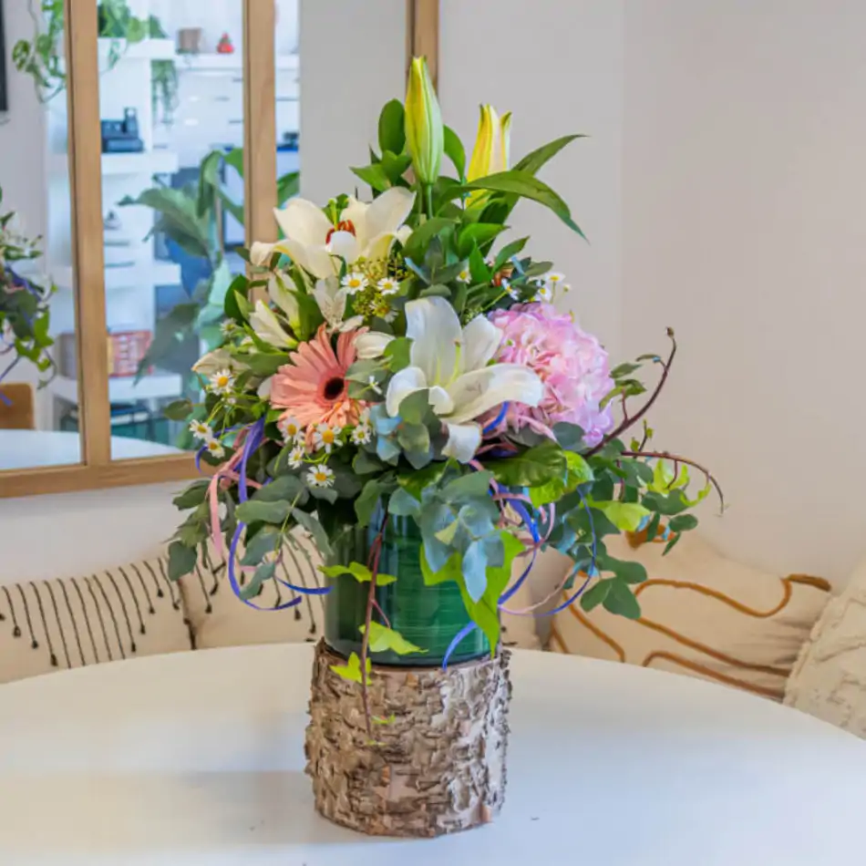 Cilindro madera con flores tono pastel