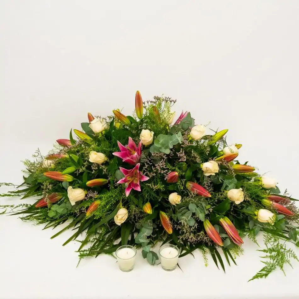 Cojín de lilium rosa y rosas blancas