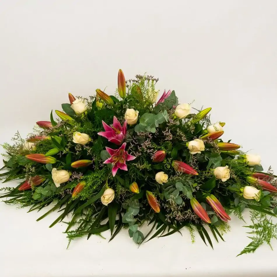 Cojín de lilium rosa y rosas blancas