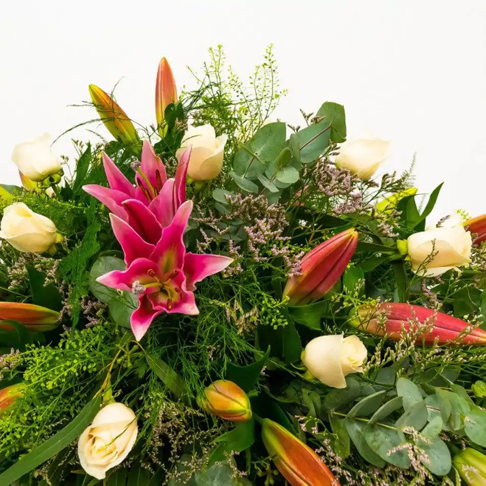 Cojín de lilium rosa y rosas blancas