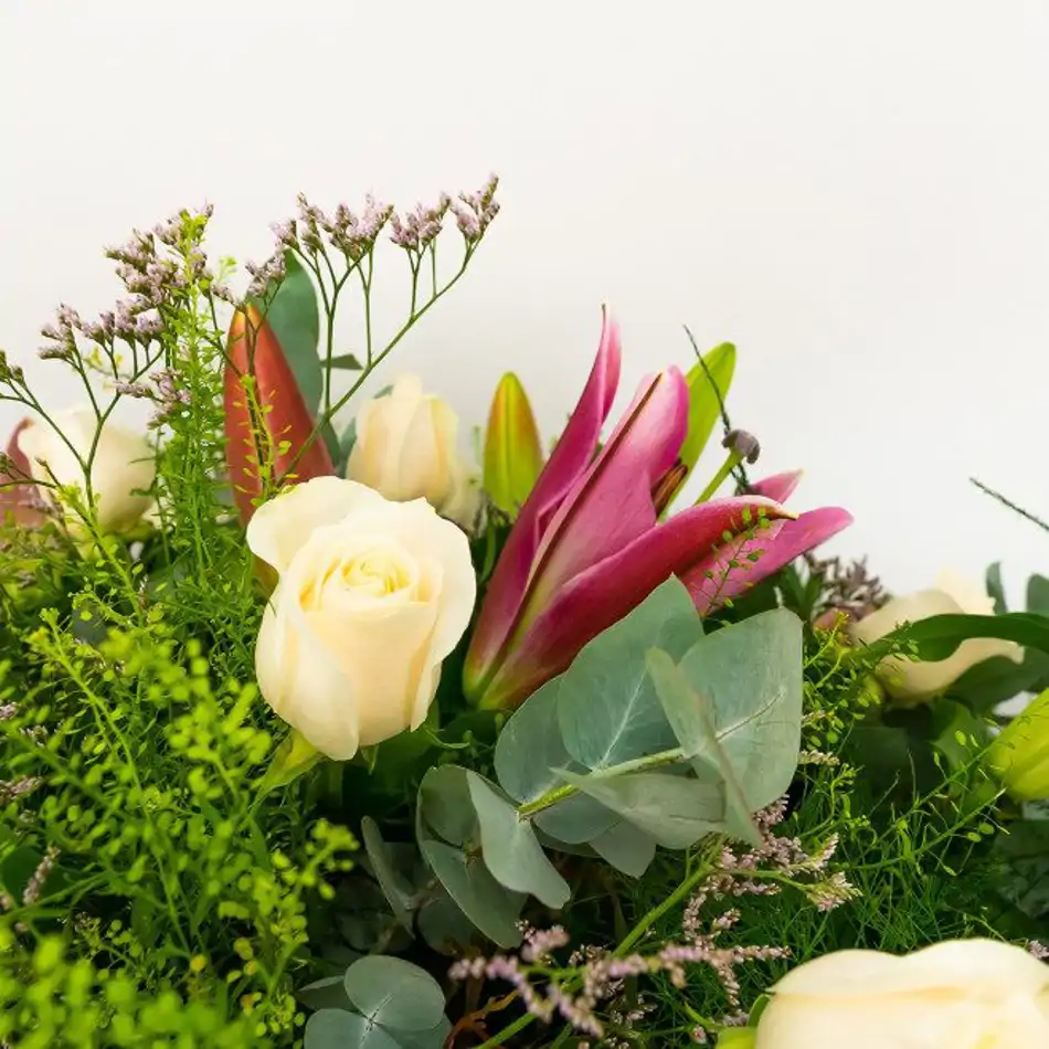 Cojín de lilium rosa y rosas blancas