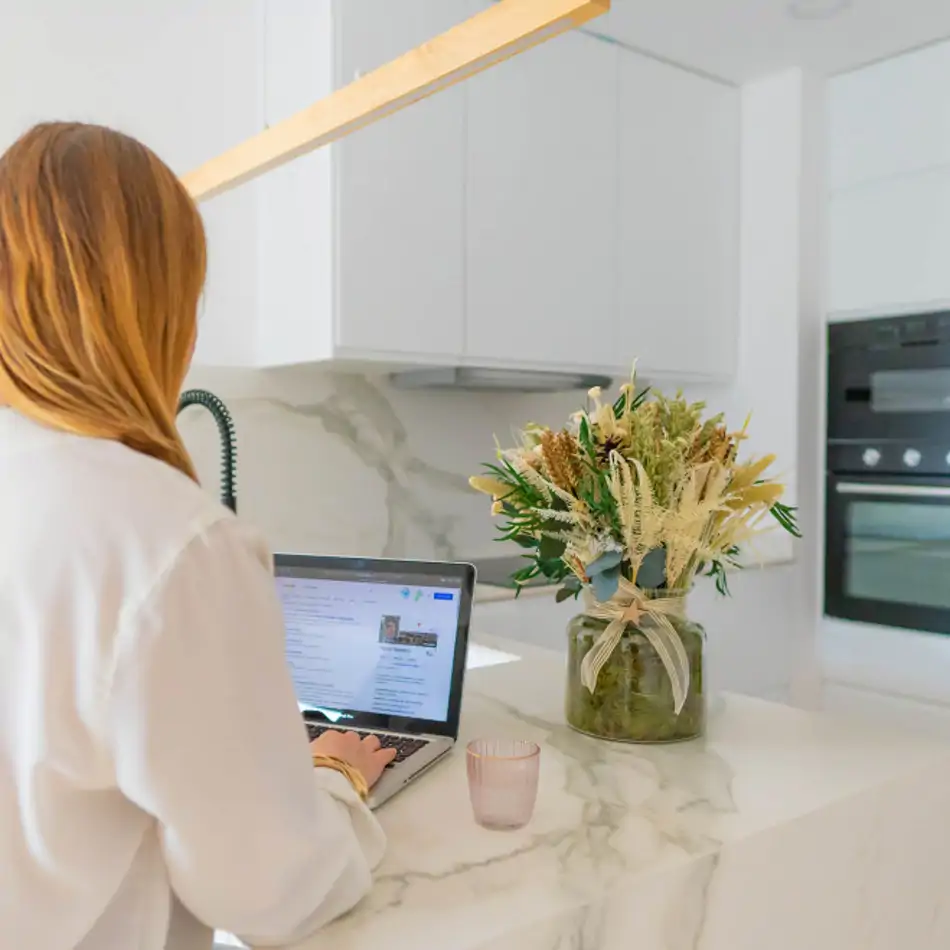 Jarrón de flor seca en tonos tostados