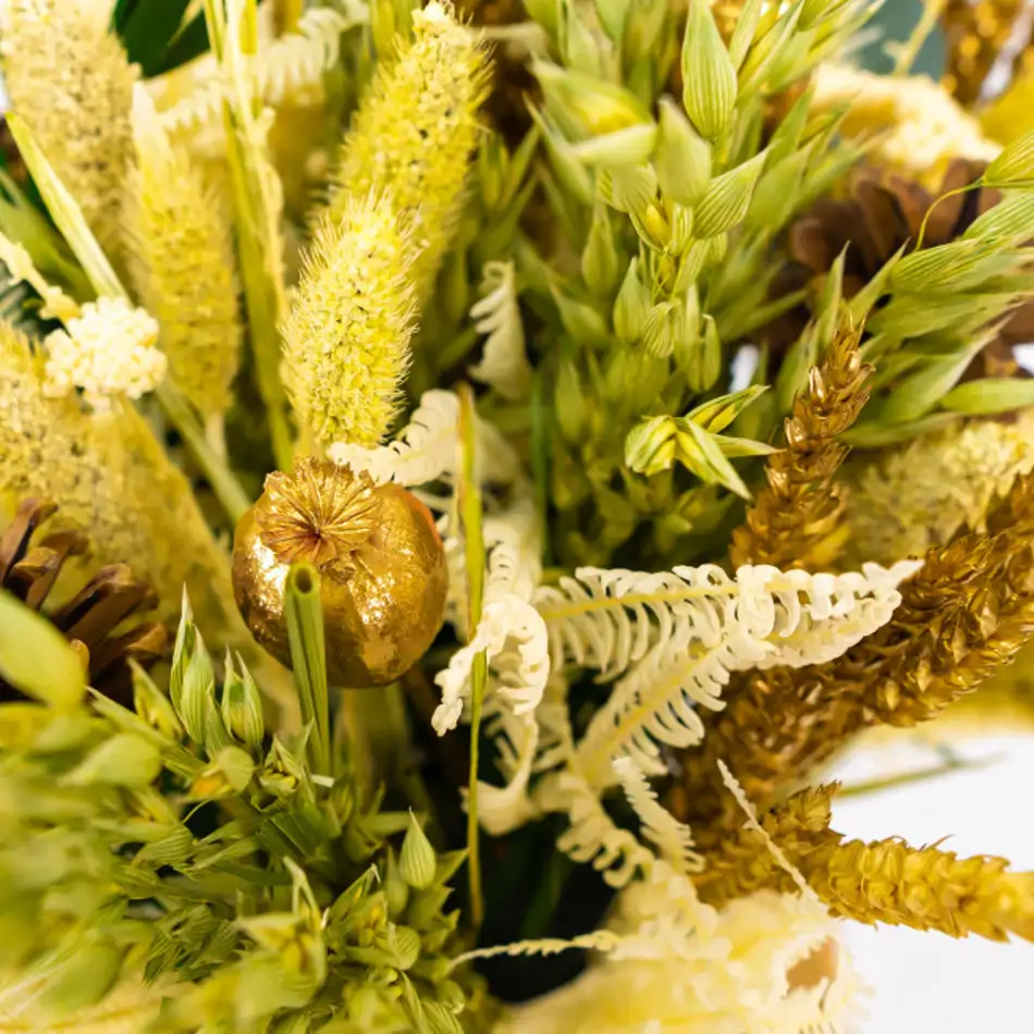 Jarrón de flor seca en tonos tostados