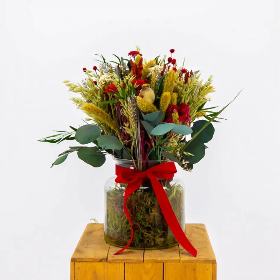 Jarrón flor seca en tonos rojos