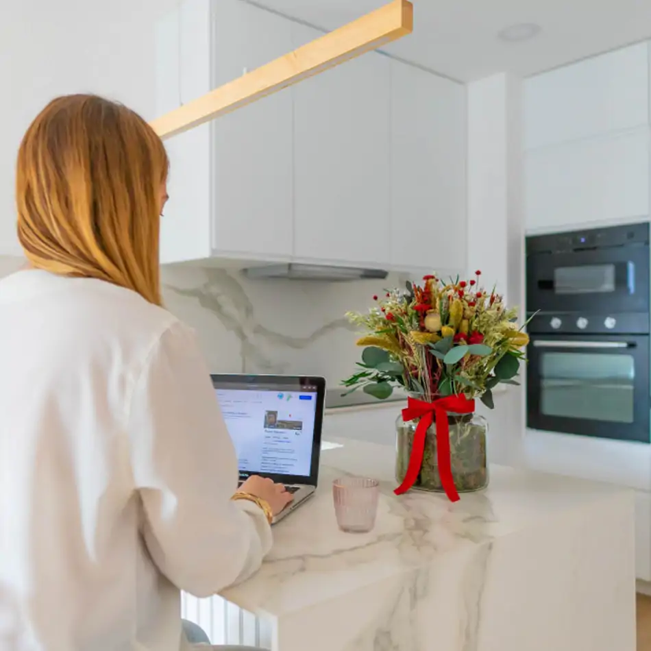 Jarrón flor seca en tonos rojos