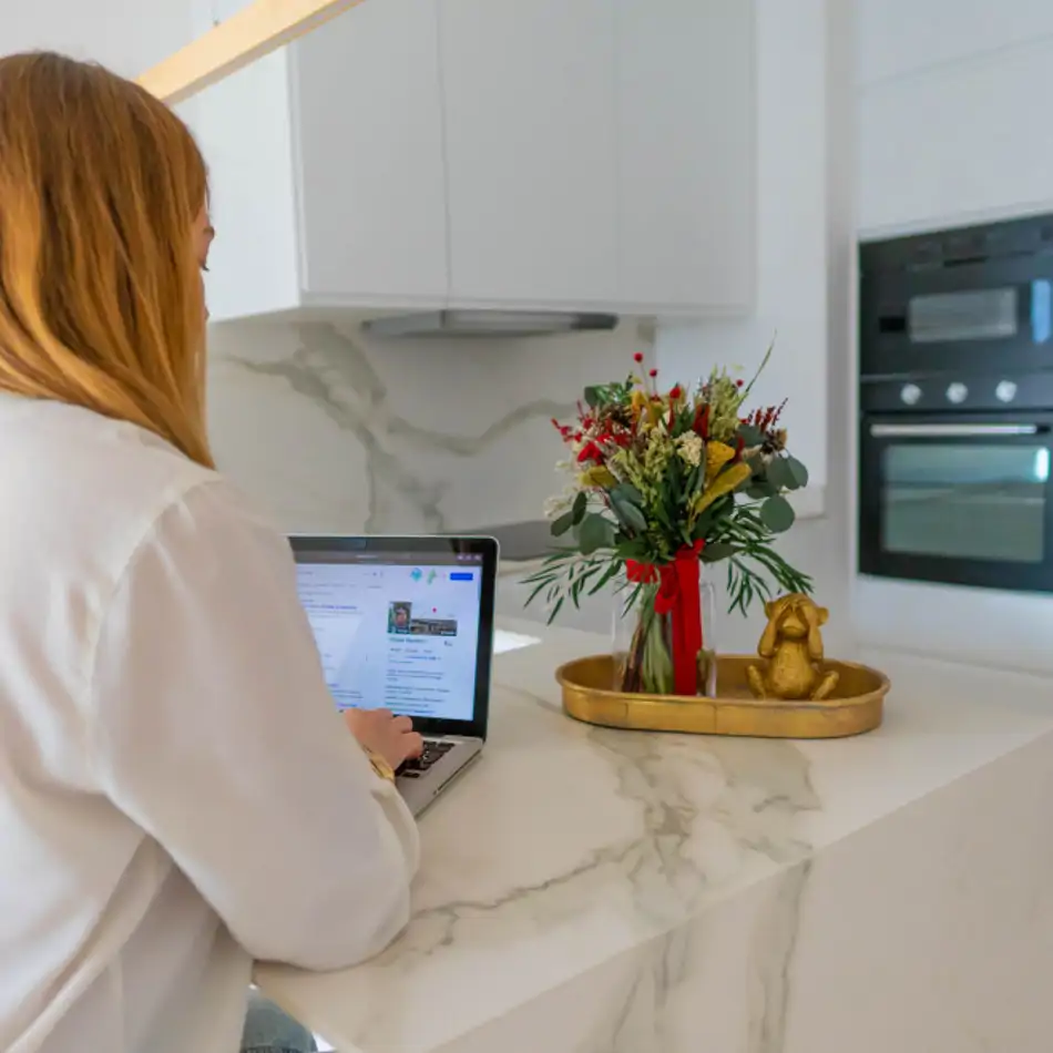 Jarrón flor seca en tonos rojos