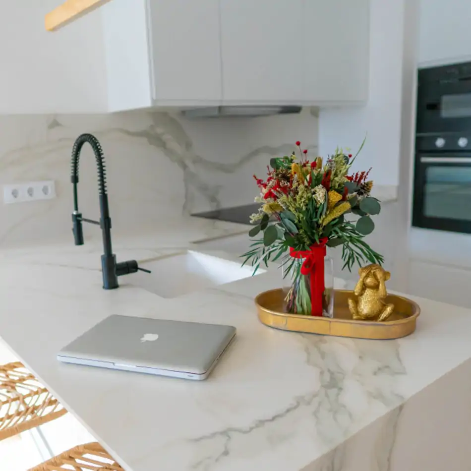 Jarrón flor seca en tonos rojos