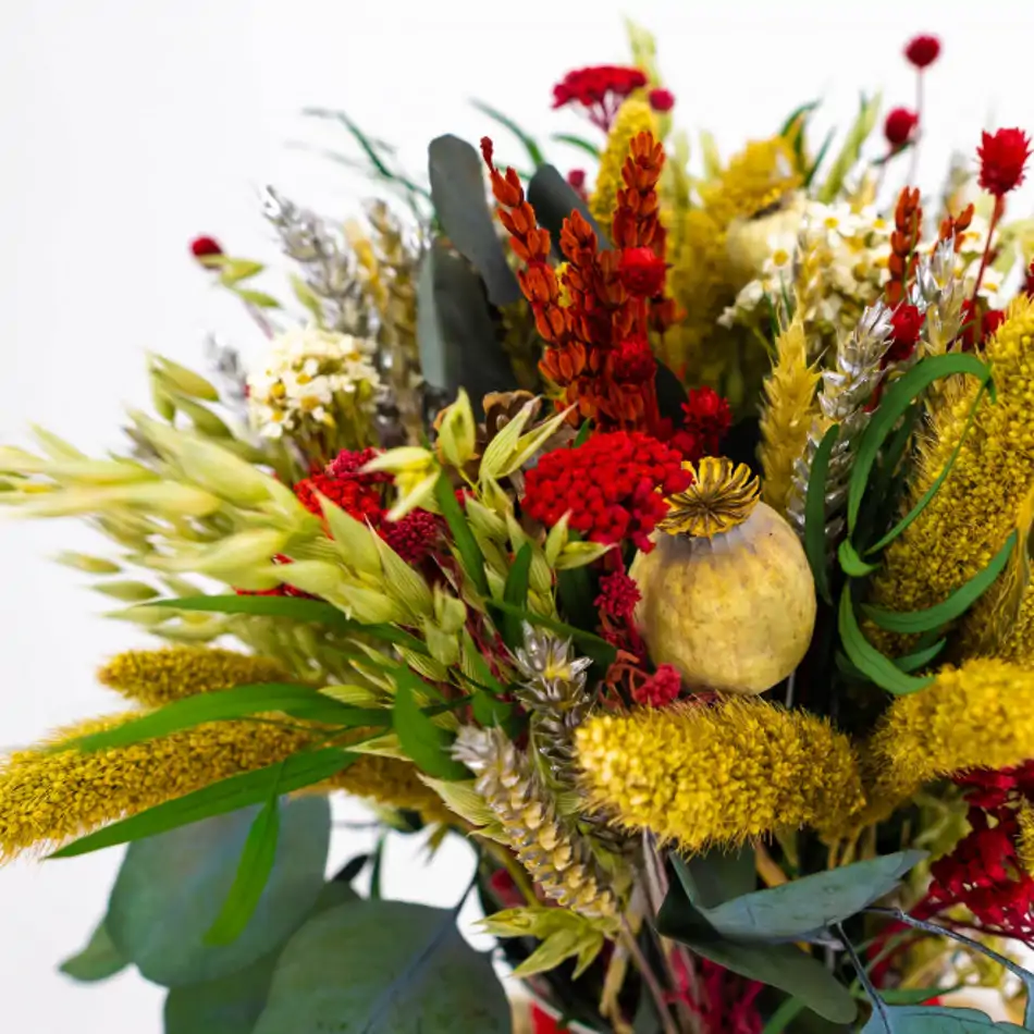 Jarrón flor seca en tonos rojos