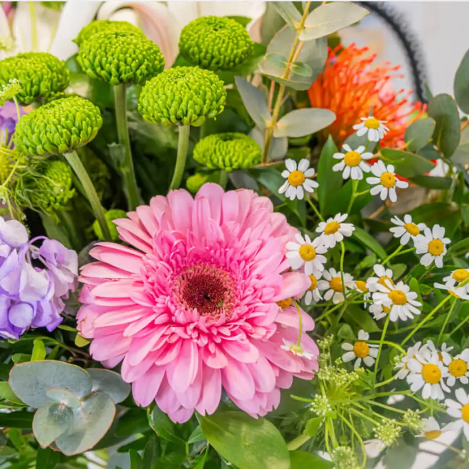 Ramo de flor variada con hortensias
