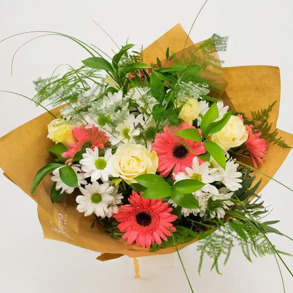 Ramo de gerberas, margarita y rosas