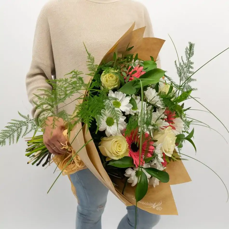 Ramo de gerberas, margarita y rosas