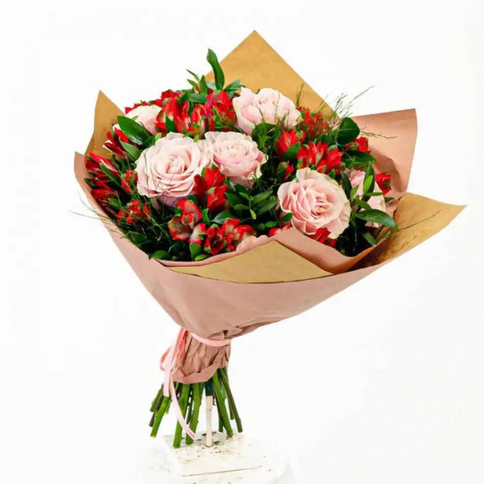 Ramo de rosas y alstromelia