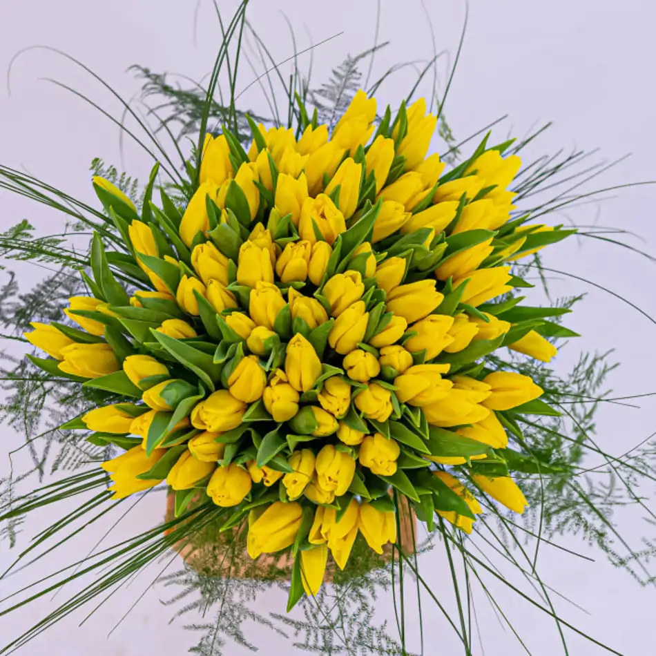 Ramo de tulipanes en base de cristal